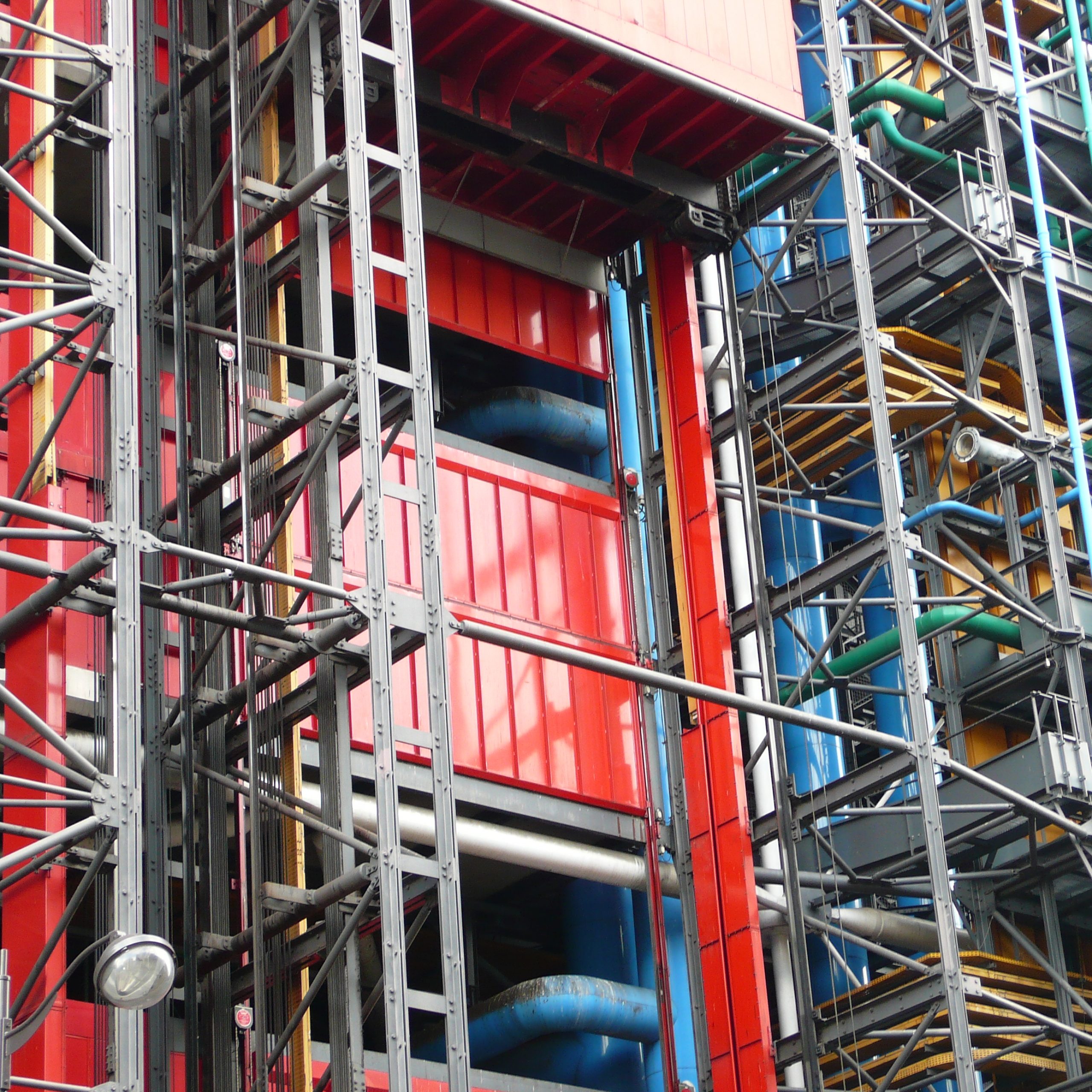 Fachada del centro George Pompidou, ubicado en París. Ejemplo de arquitectura High Tech.