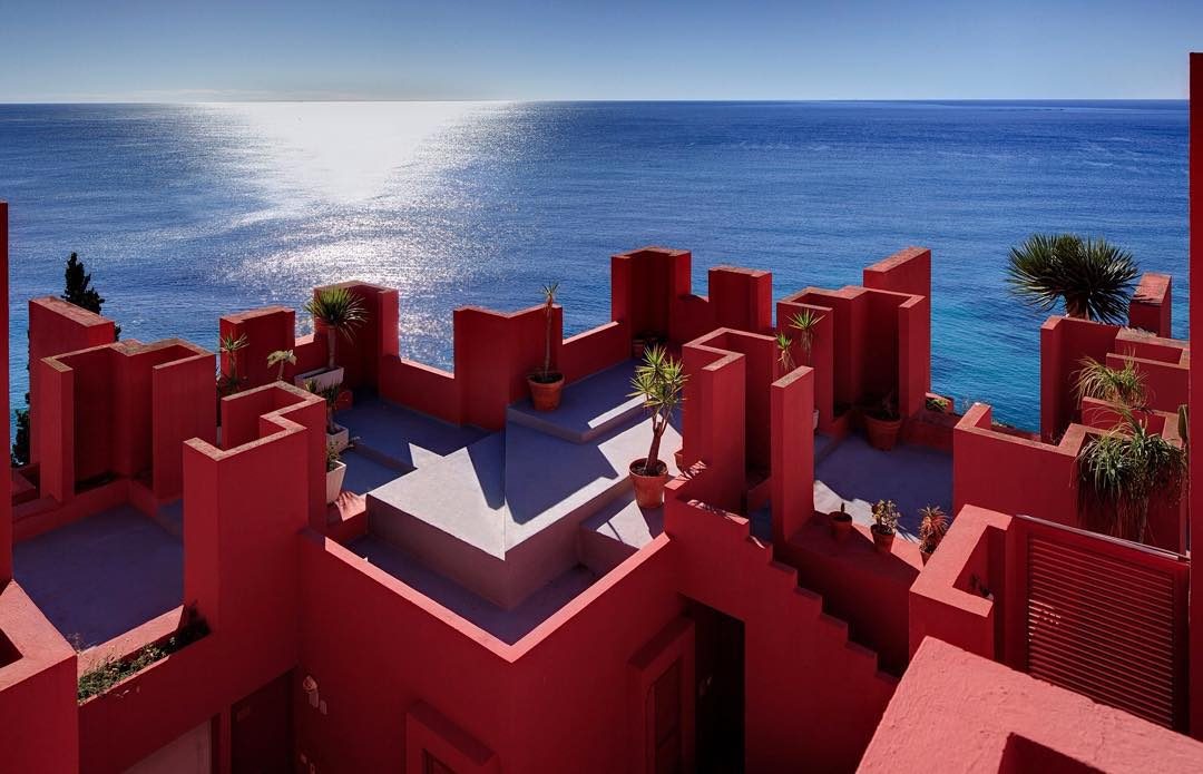 Red Wall Calpe.Arquifach architectural studio, helps you design your home in Alicante, Calpe.