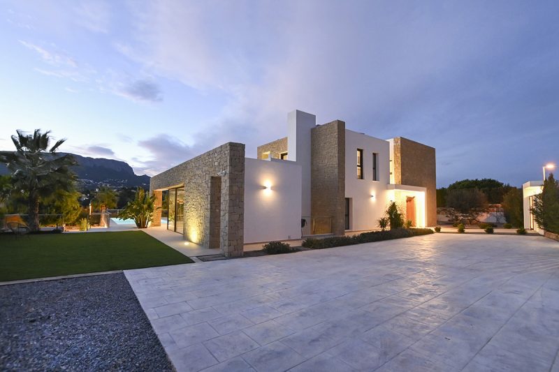 VILLA KIKA de arquifach arquitectos en Calpe, Altea, Benissa, Teulada y Moraira.