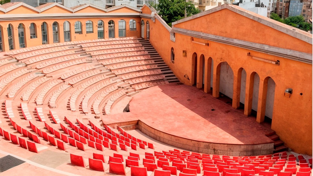 En este momento estás viendo El Anfiteatro de Calpe: arquitectura icónica frente al Mediterráneo